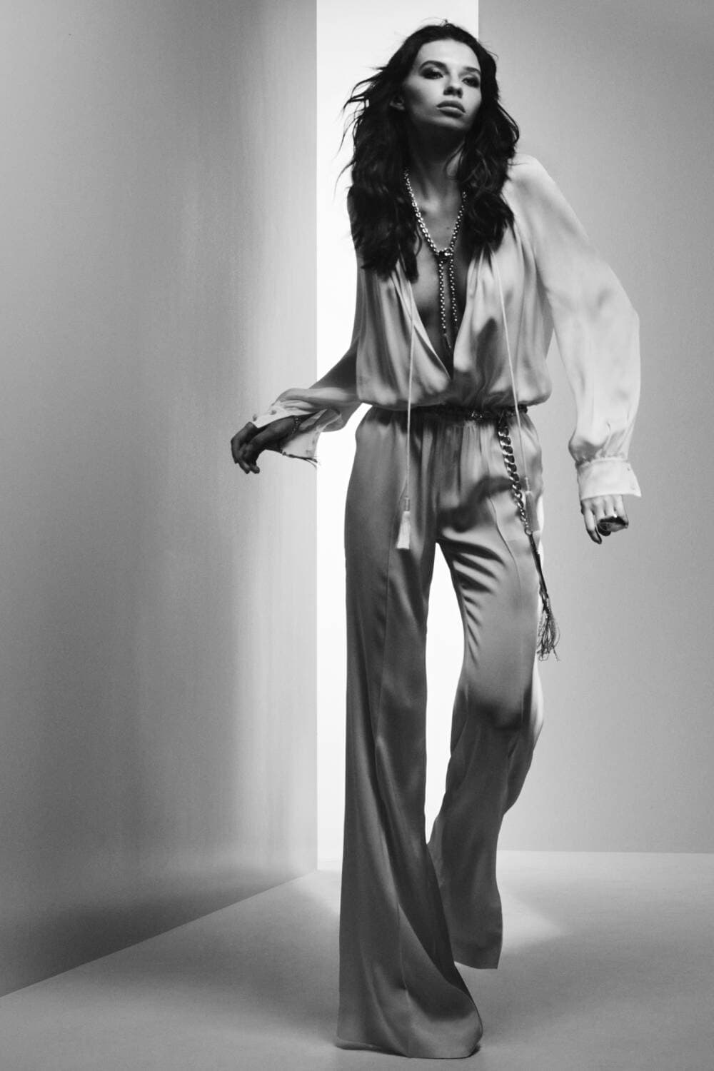 スーツ TOM FORD SS25 SLIP CON LOGO (KNJ004 JEX011AW002) Tom Ford: Ready-To-Wear SS25 - 10 Magazine